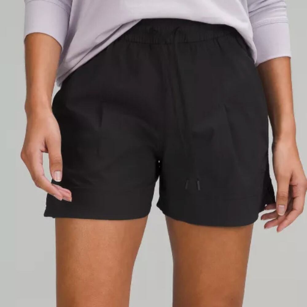 Lululemon Black Lightweight Mid-Rise Short 3.5" 10